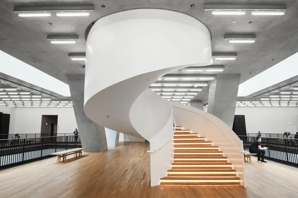 4月10日2023年 メートルプラス博物館 西九龍文化地区の白い螺旋階段 Herzog Meuronによって設計された — ストック写真