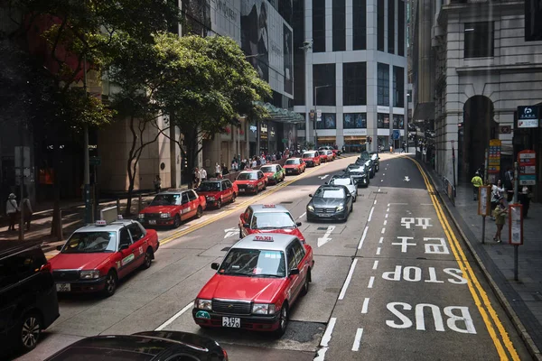 中国香港 2023年4月10日 中环一条商业街上的红色出租车 — 图库照片