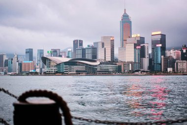 Hong Kong, Çin - Nisan 2023: Gökdelenleri olan Hong Kong Adası ve Victoria Limanı 'nın Skyline manzarası