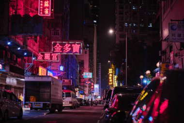 Mong Kok, Hong Kong - 12 Nisan 2023: Gece caddeleri, neon levhalar