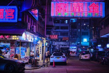 Mong Kok, Hong Kong - 12 Nisan 2023: Gece caddeleri, neon levhalar