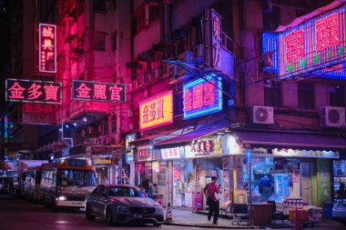 Mong Kok, Hong Kong - 12 Nisan 2023: Gece caddeleri, neon levhalar