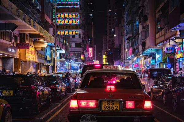 香港のモンコク 2023年4月12日 伝統的な赤いタクシーとカラフルなネオンサイン — ストック写真