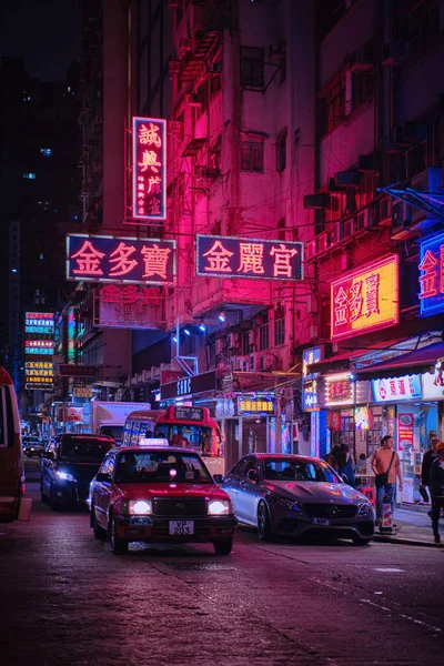香港旺角 2023年4月12日 一辆传统的红色的士及五颜六色的霓虹灯标志 — 图库照片