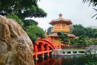 Hong Kong - Nisan 2023: Turuncu ahşap köprü ve 