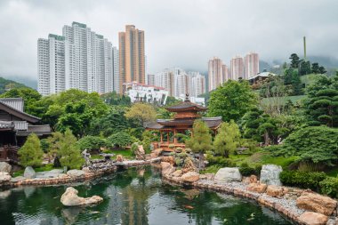 Hong Kong, Çin - Nisan 2023: Diamond Hill Chi Lin Nunnery 'deki Nan Lian Garden' ın güzel yeşillik manzarası