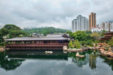 Hong Kong, Çin - Nisan 2023: Elmas Tepesi Chi Lin Nunnery 'deki güzel yeşillik ve Nan Lian Bahçesi göleti