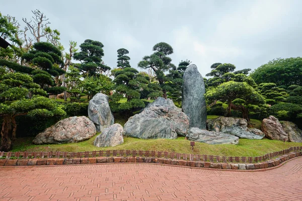 Гонконг Китай Апрель 2023 Года Красивый Зеленый Пейзаж Старые Камни — стоковое фото