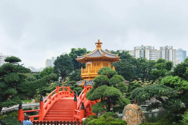 Χονγκ Κονγκ Απρίλιος 2023 Πορτοκαλί Ξύλινη Γέφυρα Και Χρυσό Περίπτερο — Φωτογραφία Αρχείου