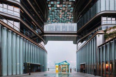 Hong Kong, Çin - Nisan 2023: Modern alışveriş merkezi K11 Müzesi ve Tsim Sha Tsui 'deki cam cephesi
