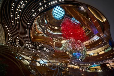 Hong Kong, Çin - Nisan 2023: K11 Musea, Kowloon 'un Tsim Sha Tsui limanındaki Victoria rıhtımında bir alışveriş merkezidir.