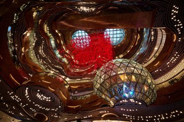 Hong Kong, Çin - Nisan 2023: K11 Musea, Kowloon 'un Tsim Sha Tsui limanındaki Victoria rıhtımında bir alışveriş merkezidir.