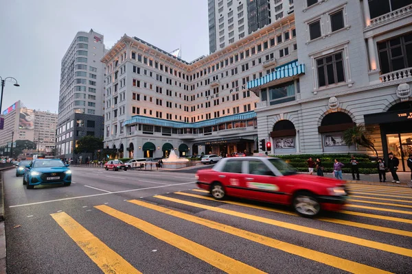 中国香港 2023年4月24日 半岛酒店及黄色横线上的红色出租车 — 图库照片