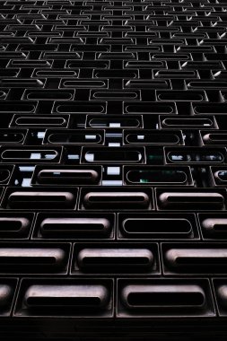 Hong Kong, Çin - Nisan 2023: Tai Kwun Kültür ve Sanat Merkezi 'nde JC Küpü Cephesi Ayrıntıları, eski Victoria Cezaevi ve Merkez Polis Merkezi