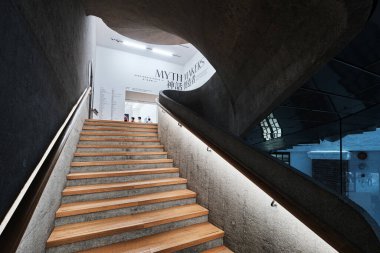 Hong Kong, Çin - Nisan 2023: Tai Kwun Çağdaş Sanat Müzesi 'nde modern merdiven, güçlendirilmiş beton bina ve ahşap zemin