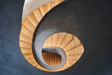 Hong Kong, Çin - Nisan 2023: Tai Kwun Çağdaş Sanat Müzesi 'nde güçlendirilmiş beton bina ve ahşap zemin içinde modern spiral merdiven