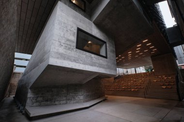Hong Kong, Çin - Nisan 2023: Tai Kwun Kültür ve Sanat Merkezi 'nde JC Küpünün Çamaşır Basamakları, eski Victoria Cezaevi ve Merkez Polis Merkezi