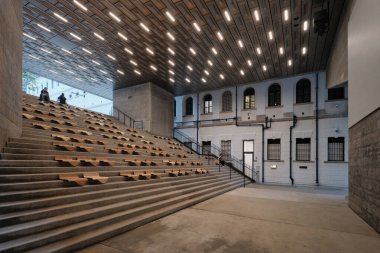 Hong Kong, Çin - Nisan 2023: Tai Kwun Kültür ve Sanat Merkezi 'nde JC Küpünün Çamaşır Basamakları, eski Victoria Cezaevi ve Merkez Polis Merkezi