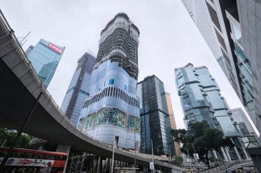 Hong Kong, Çin - 24 Nisan 2023: Zaha Hadid Mimarlar ve Lippo Merkezi tarafından tasarlanan Henderson Arazi Grubu binası