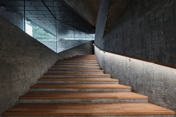 2023年4月 近代的な階段 鉄筋コンクリート造の階段と台湾現代美術館の木製の床 — ストック写真