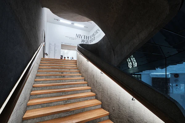 2023年4月 近代的な階段 鉄筋コンクリート造の階段と台湾現代美術館の木製の床 — ストック写真