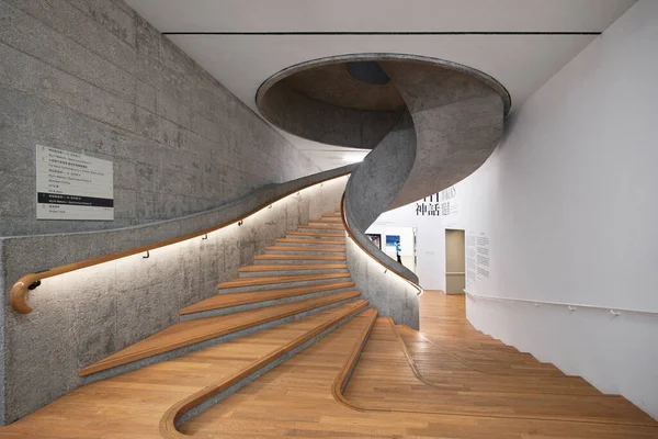 2023年4月 鉄筋コンクリート造の近代的な螺旋階段と台湾現代美術館の木製の床 — ストック写真