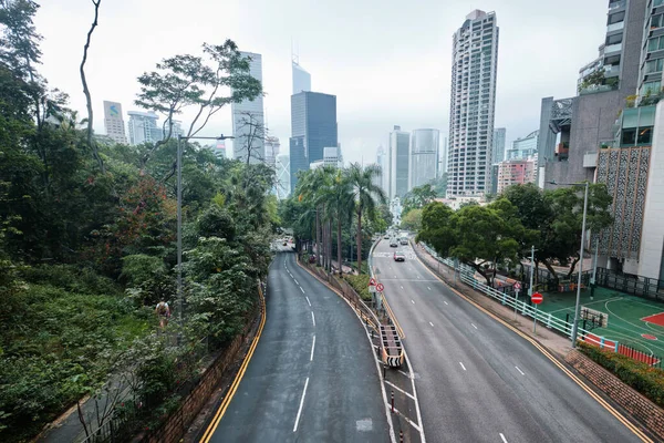 中国香港 2023年4月24日 香港公园附近的两条公路连接及高楼 — 图库照片