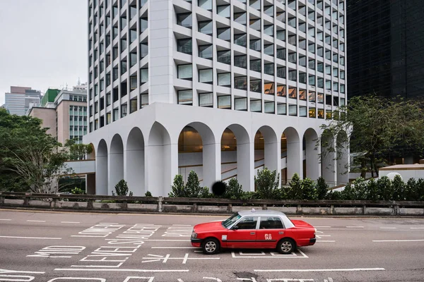 中国香港 2023年4月24日 默里酒店 有辆红色的士驶入前厅 — 图库照片