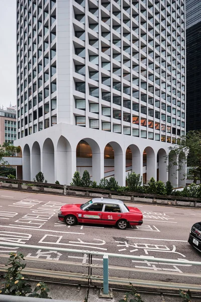 中国香港 2023年4月24日 默里酒店 有辆红色的士驶入前厅 — 图库照片