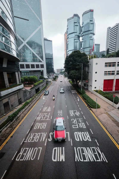 中国香港 2023年4月24日 红色出租车在大路 丽华中心及中国银行大楼的背景 — 图库照片