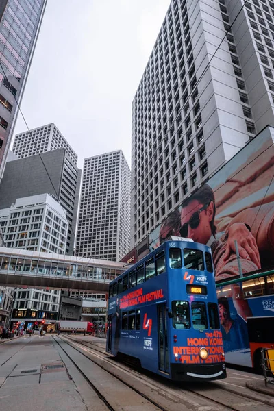 Hong Kong China April 2023 Dubbeldeks Tram Tussen Hoogbouw Kantoorgebouw — Stockfoto