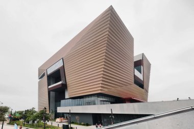Hong Kong, Çin - 28 Nisan 2023: Hong Kong Sarayı Müzesi Batı Kowloon Kültür Bölgesi 'ndeki Pekin Sarayı Müzesi eserleri sergileniyor