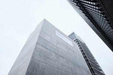 Hong Kong, Çin - 28 Nisan 2023: Batı Kowloon Kültür Bölgesi Otoritesinin beton binası (WKCDA) 
