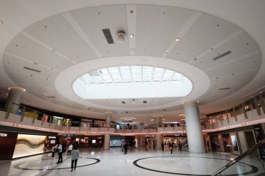 Hong Kong, Çin - 28 Nisan 2023: Elements alışveriş merkezinin içi