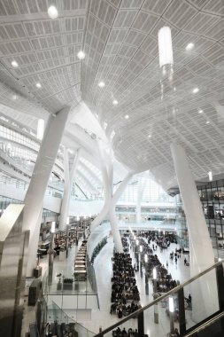 Hong Kong, Çin - 28 Nisan 2023 Batı Kowloon İstasyonu. Hong Kong bölgesindeki tek istasyon ve Çin 'e adanmış bir tünel vasıtasıyla bağlanır.