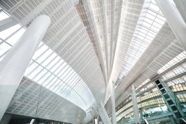 Hong Kong, Çin - 28 Nisan 2023 Batı Kowloon İstasyonu. Hong Kong bölgesindeki tek istasyon ve Çin 'e adanmış bir tünel vasıtasıyla bağlanır.