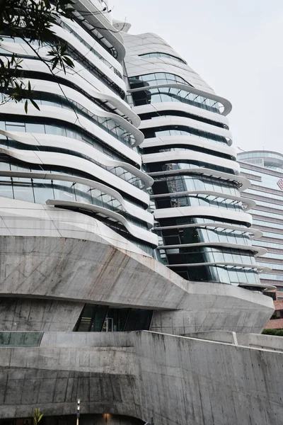 中国香港 2023年4月28日 由建筑师扎哈 哈迪德设计的赛马会创新塔 贝隆至理工大学设计学院 — 图库照片