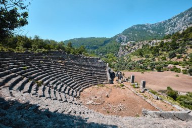Mugla, Türkiye - 19 Temmuz 2023: Antik Pinara kentinde tiyatro