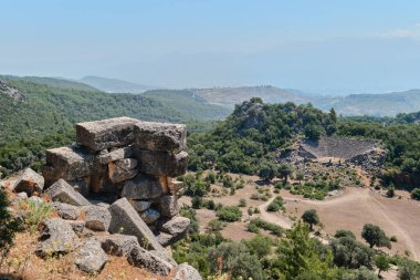 Mugla, Türkiye - 19 Temmuz 2023: Antik Pinara kentinde tiyatro