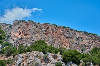 Mugla, Türkiye - 19 Temmuz 2023: Antik Pinara kentinde kaya mezarları