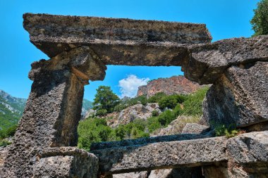 Mugla, Türkiye - 19 Temmuz 2023: Antik Pinara kentinde kaya mezarları