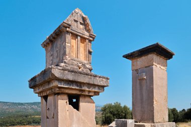 Antalya, Türkiye - 15 Temmuz 2023: Mezar taşı ve antik Xanthos kentinin kalıntıları