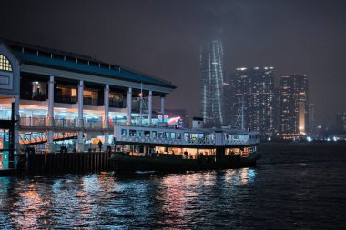 Hong Kong, Çin - 24 Nisan 2023: Rıhtımdaki 