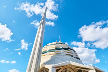 İstanbul, Türkiye - 9 Eylül 2023: Uskudar 'daki Modern Marmara Üniversitesi İlahiyat Fakültesi Camii' nin dış görünümü (Ilahiyat Fzektesi Camii))