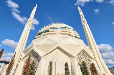 İstanbul, Türkiye - 9 Eylül 2023: Uskudar 'daki Modern Marmara Üniversitesi İlahiyat Fakültesi Camii' nin dış görünümü (Ilahiyat Fzektesi Camii))
