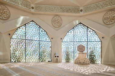 İstanbul, Türkiye - 9 Eylül 2023: Uskudar 'daki Modern Marmara Üniversitesi İlahiyat Fakültesi Camii' nin iç görünümü (Ilahiyat Fzektesi Camii))