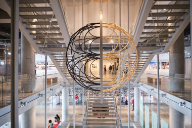 İstanbul, Türkiye - 10 Eylül 2023: Renzo Piyano İnşaat Atölyesi (RPBW Mimarlar) tarafından tasarlanan yeni İstanbul Modern Sanat Müzesinin iç görünümü ve merdivenleri)