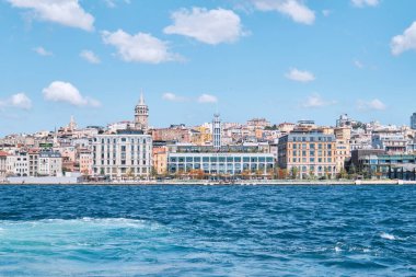 İstanbul, Türkiye - 10 Eylül 2023: Peninsula Hotel eski Karaköy yolcu salonu Galata Kulesi manzaralı bir otel olarak yeniden inşa ediliyor