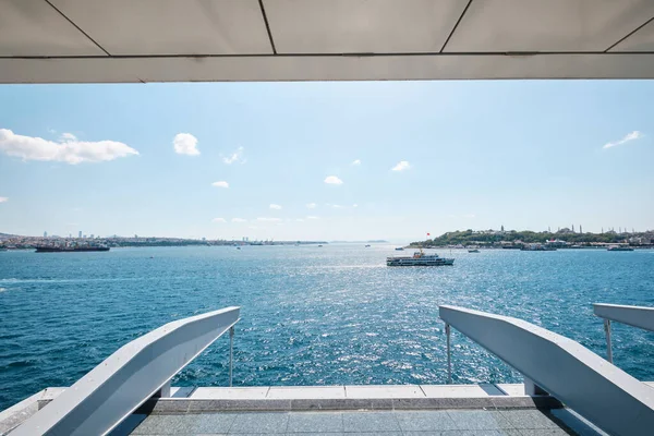 土耳其伊斯坦布尔 2023年9月10日 由Renzo Piano Building Workshop Rpbw Architects 设计的伊斯坦布尔现代艺术博物馆阳台上的Bosphorus视图 — 图库照片