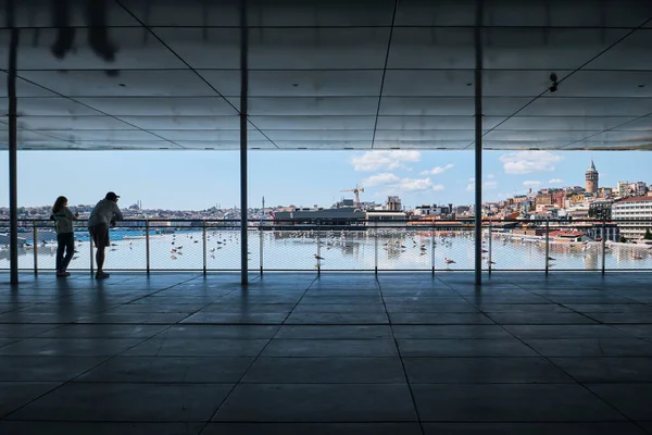 土耳其伊斯坦布尔 2023年9月10日 由Renzo Piano Building Workshop Rpbw Architects 设计的伊斯坦布尔现代艺术博物馆阳台上的Galata视图 — 图库照片